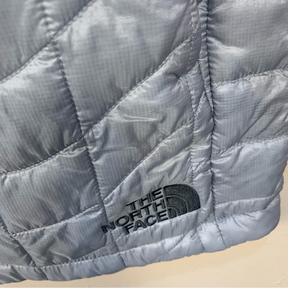The North Face Quilted Thermoball Trek Eco Lightweight Puffer Vest Company Logo - Picture 9 of 14